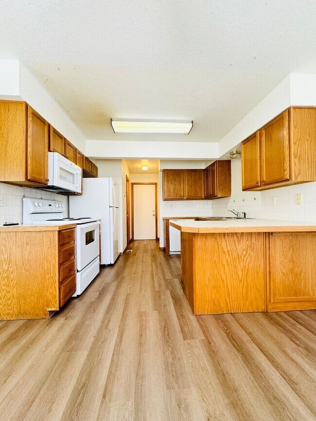 Foto del edificio - Wonderful 2 Story 3 Bedroom 2.5 Bath Townhome With Attached 2 Car Garage Near Lake Loveland in Lo...