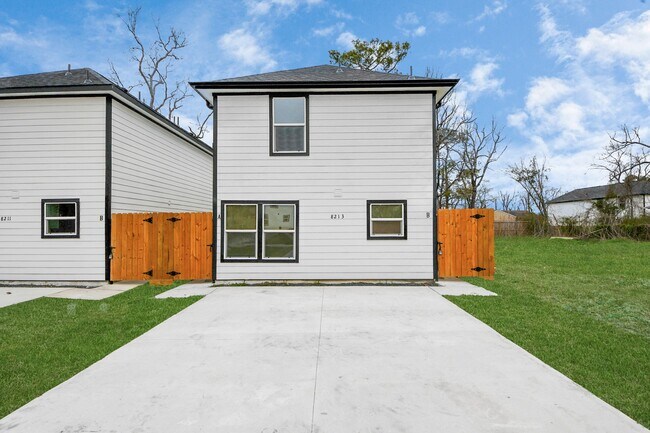 Foto del edificio - 8213 Richland Dr