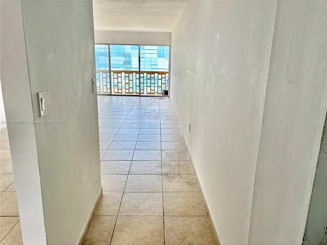 Foto del edificio - 600 NE 25th St