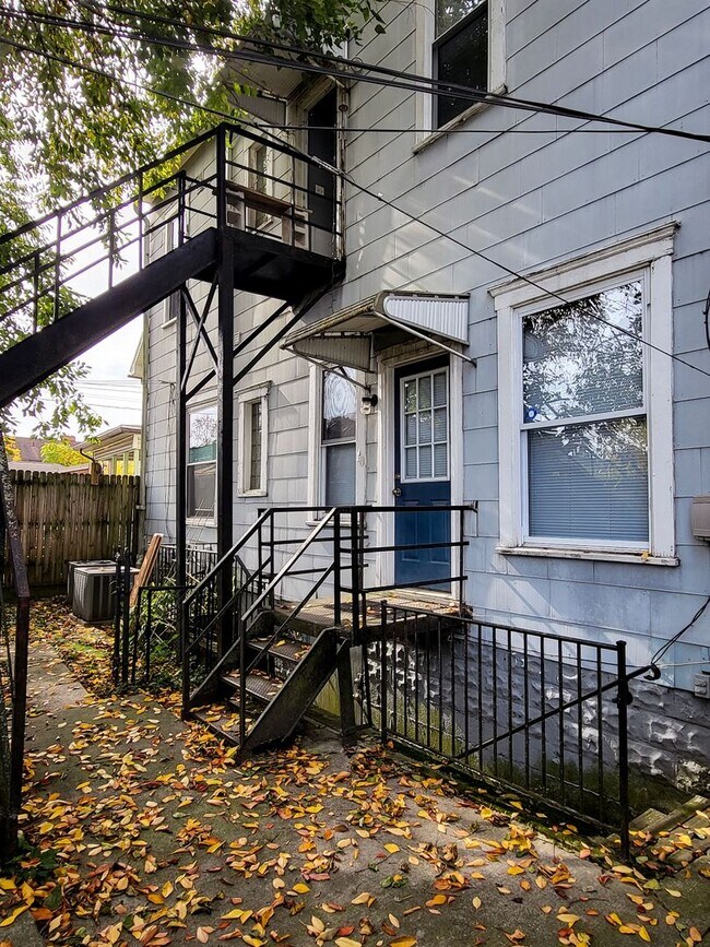 Foto del edificio - 2562-2564 Deming Ave