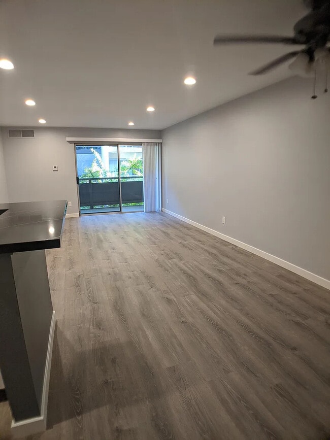 Building Photo - 1605 Hotel Cir S