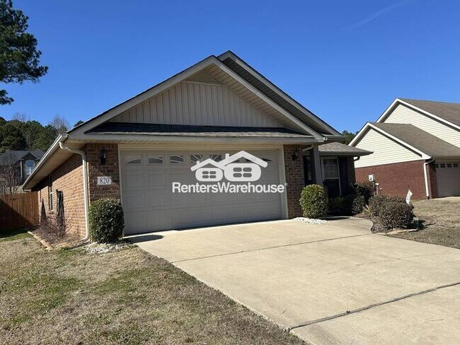 Foto del edificio - Make this 4 bedroom 2 bathroom brick home