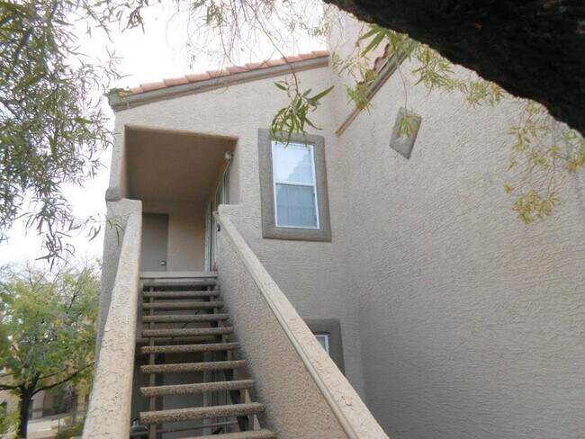 Foto del edificio - Second Floor Condo with 2 Master Bedrooms ...
