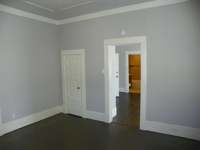 Building Photo - 512 E Quincy St