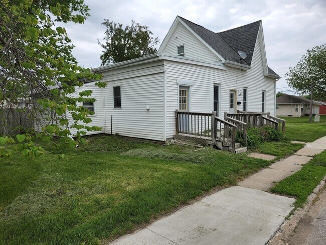 Building Photo - 302 N 1st St