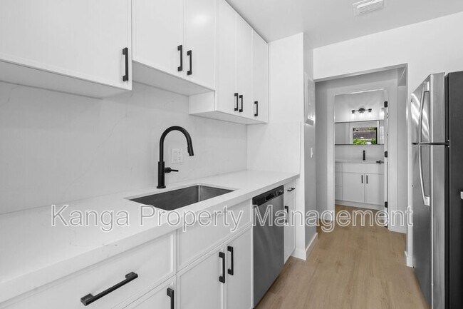 Foto del edificio - 800 Tropic Blvd