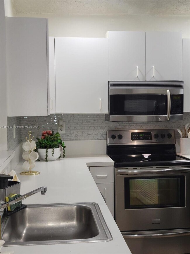 Foto del edificio - 5670 NW 187th St