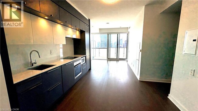 Building Photo - 15 Grenville St