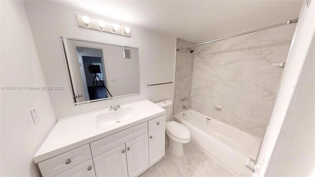 Foto del edificio - 4800 NW 79th Ave