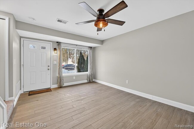 Building Photo - 874 N Main St