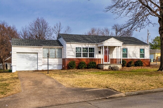 Building Photo - Adorable move in ready bungalow.