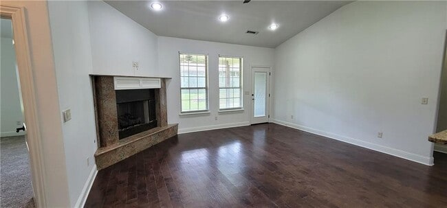 Building Photo - 4403 SW Acres Ave