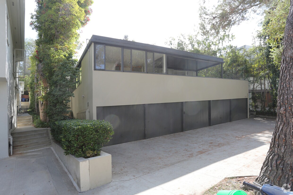 Building Photo - 638-642 Kelton Ave