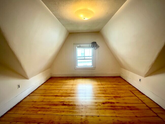 Foto del edificio - 57 Rindge Ave