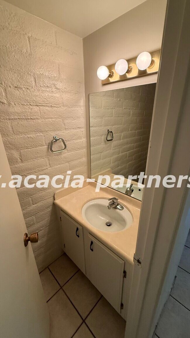Foto del edificio - Spacious Two-Story Town Home