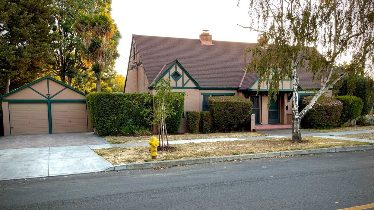 Primary Photo - 995 N 3rd St