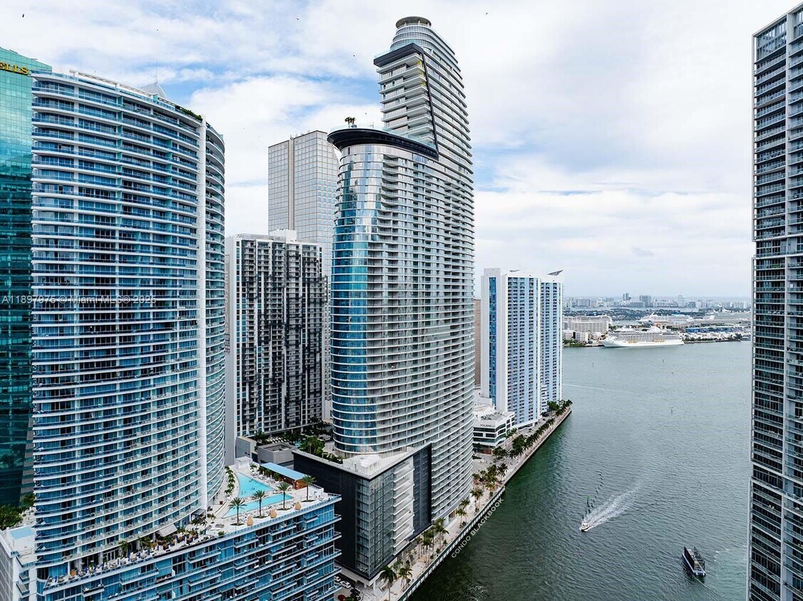 Primary Photo - 300 Biscayne Blvd Way