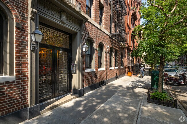 Foto del edificio - 130 W 16th St