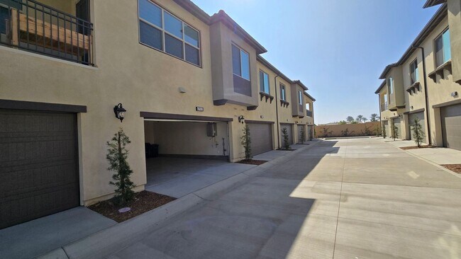 Foto del edificio - 3 Bedroom 2.5 bath townhouse new community in Ontario