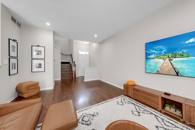 Foto del edificio - 1472 N Pinehurst Dr