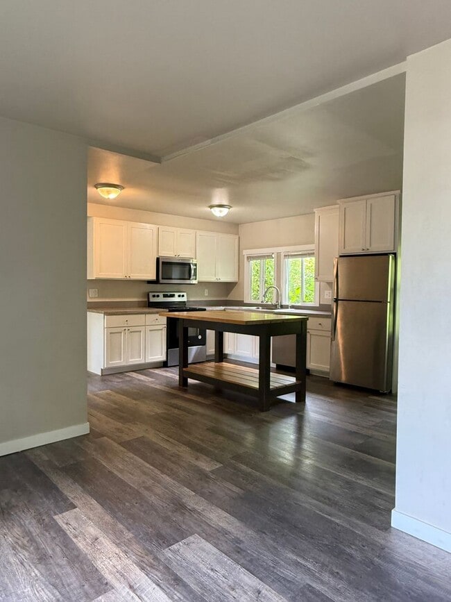 Building Photo - 3 Bedroom Home For Rent