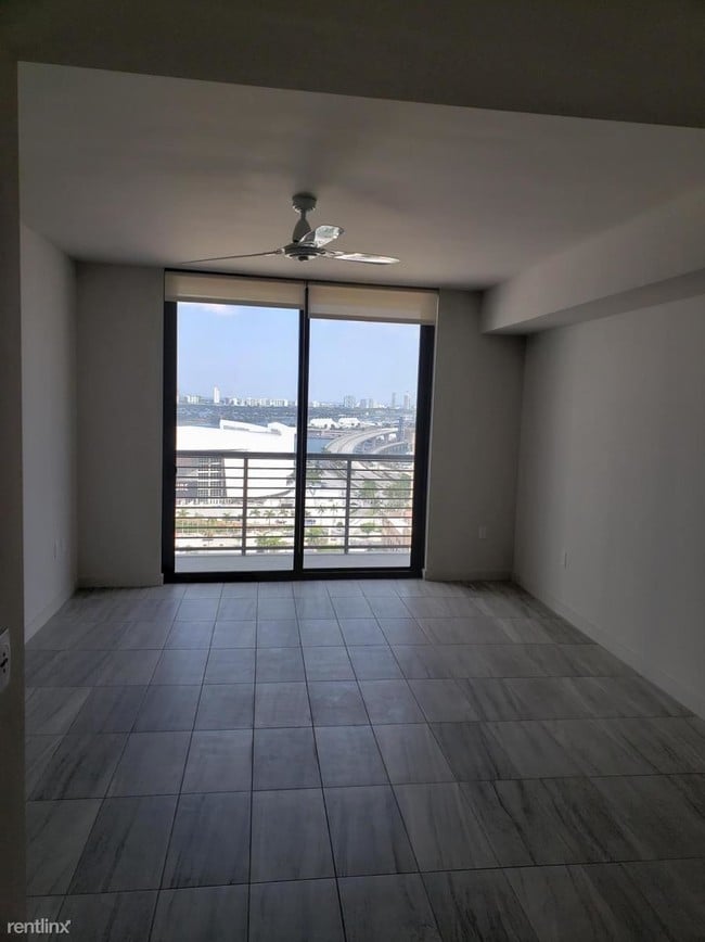 Building Photo - 1 br, 1 bath Apartment - 726 NE 1st Ave