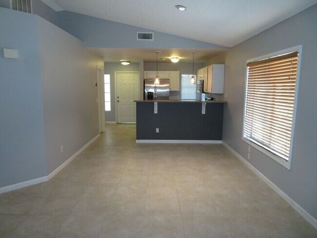 Building Photo - 1120 N Val Vista Dr