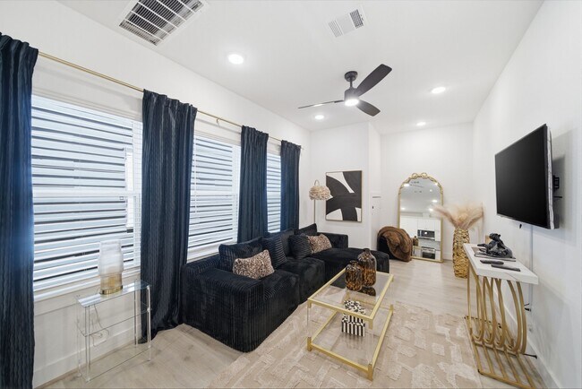 Foto del edificio - 1352 W 24th St