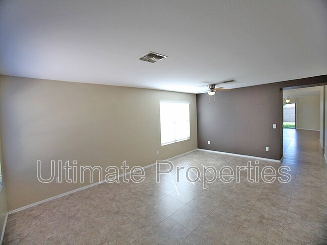 Foto del edificio - 15623 W Caribbean Ln