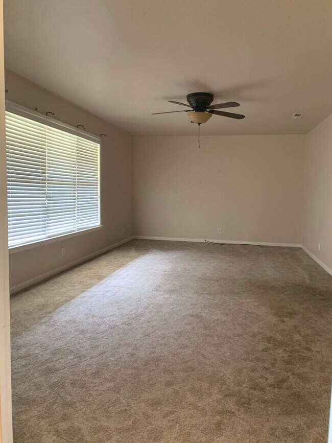 Foto del edificio - 909 Glencrest Ln