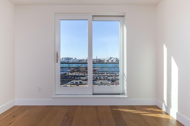 Living - 250 Meridian St