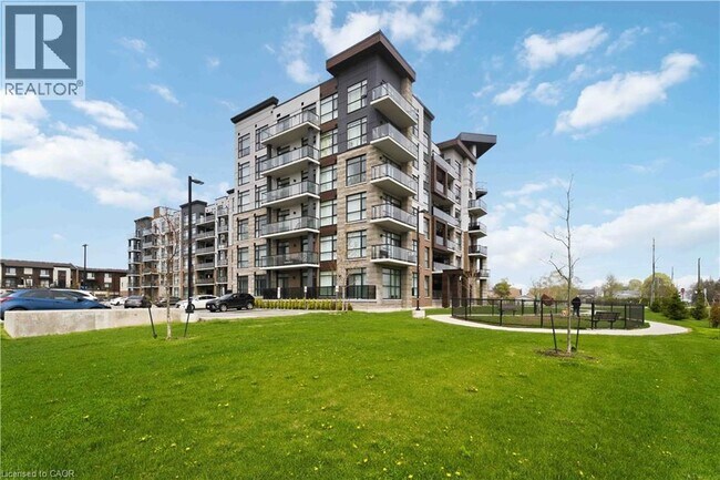 Photo du bâtiment - 600 N Service Rd