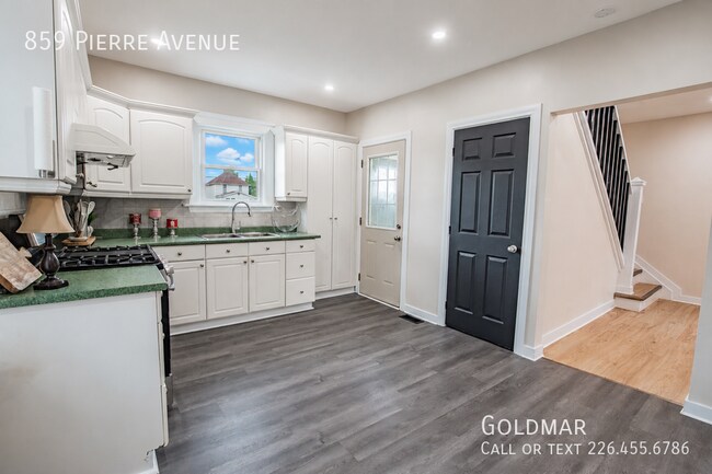 Photo du bâtiment - Desirable Walkerville 4 bedroom 3 bathroom home with basement
