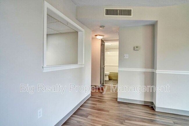 Foto del edificio - 3323 Forest Ln