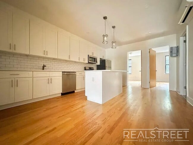STUNNING 4 BEDROOM IN BRIGHT APARTMENT! - STUNNING 4 BEDROOM IN BRIGHT APARTMENT!