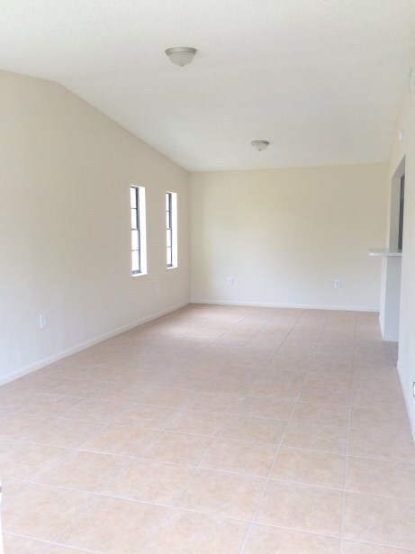 Primary Photo - SPACIOUS 2BR/1BA Duplex, Vaulted Ceilings,...