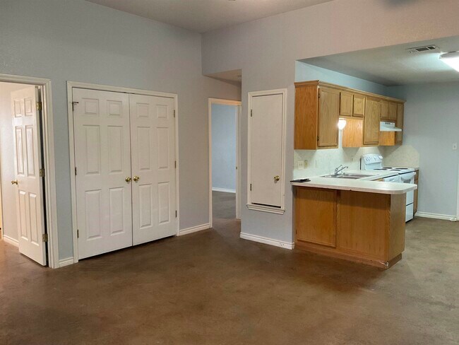 Building Photo - 714 Redwood Dr