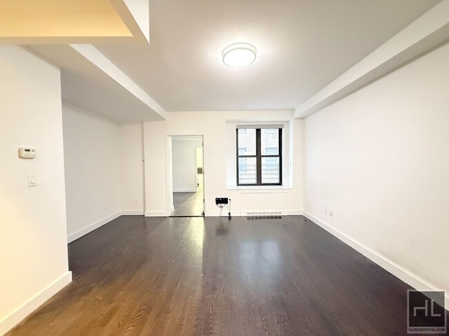 Building Photo - NO fee 1 bed 2 bath with laundry in unit -...