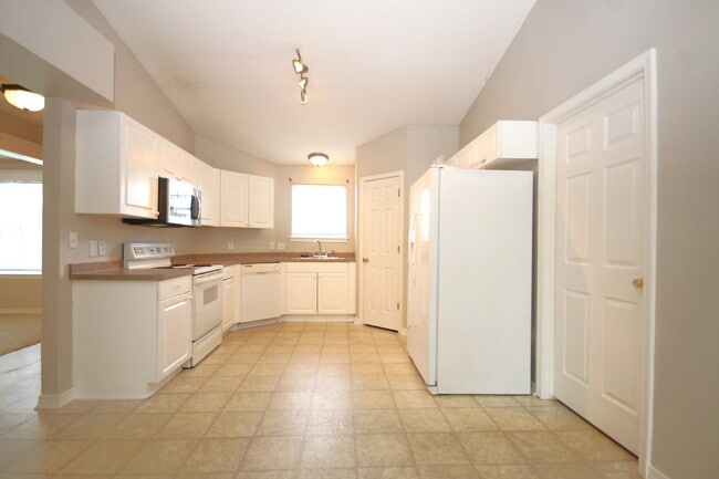 Building Photo - Spacious 3/2 Brick Home with Screened Porc...