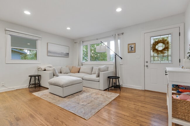 Building Photo - 328 S 14th St