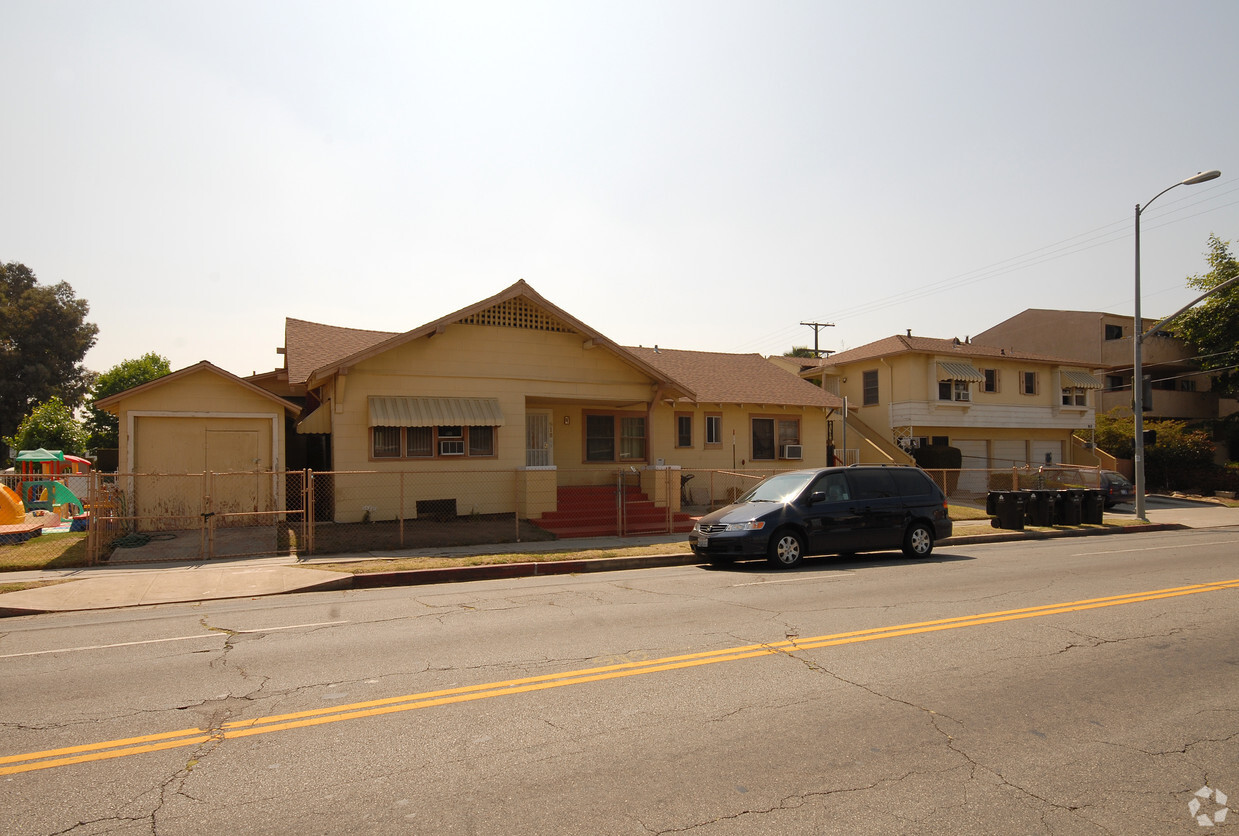Foto principal - 912-918 N Wilton Pl
