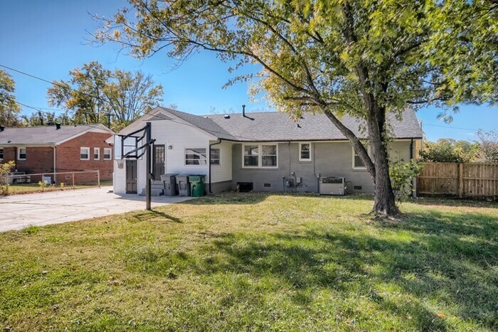 Primary Photo - 4021 Sudbury Rd, Charlotte, NC, 28205