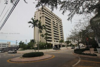 Building Photo - 441 Valencia Ave
