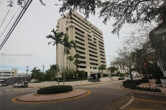 Building Photo - 441 Valencia Ave