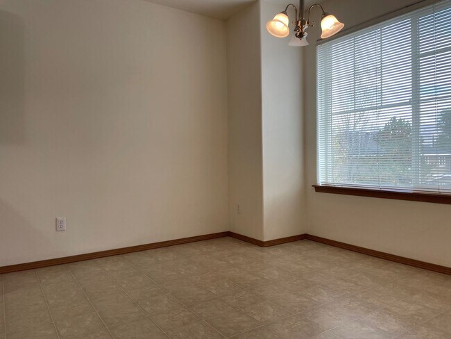 Building Photo - 1525 Maple St