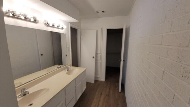Building Photo - 407 S Austin St