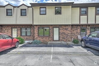 Building Photo - 225 Oakcrest Cir