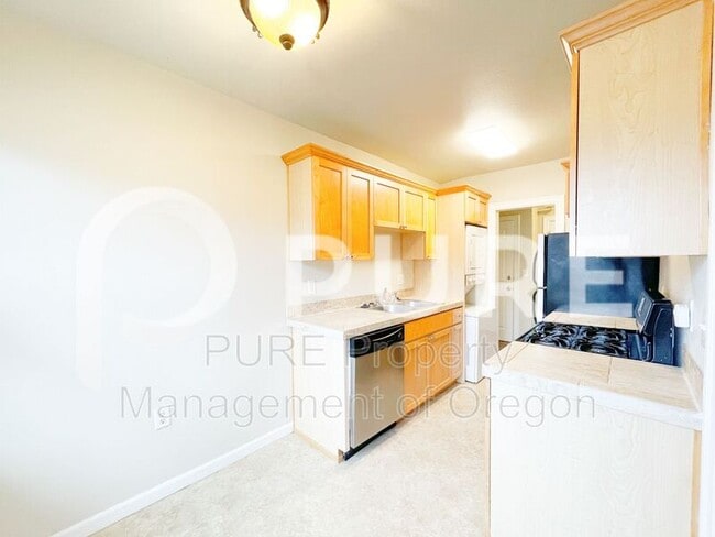 Building Photo - 701 NE 28th Ave