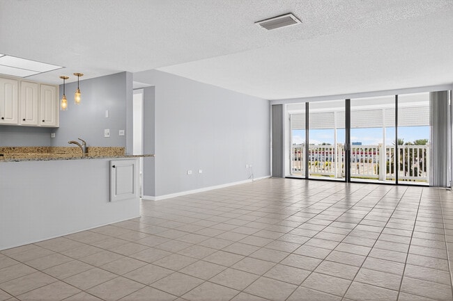 Living Room - 500 Treasure Island Causeway Apartment