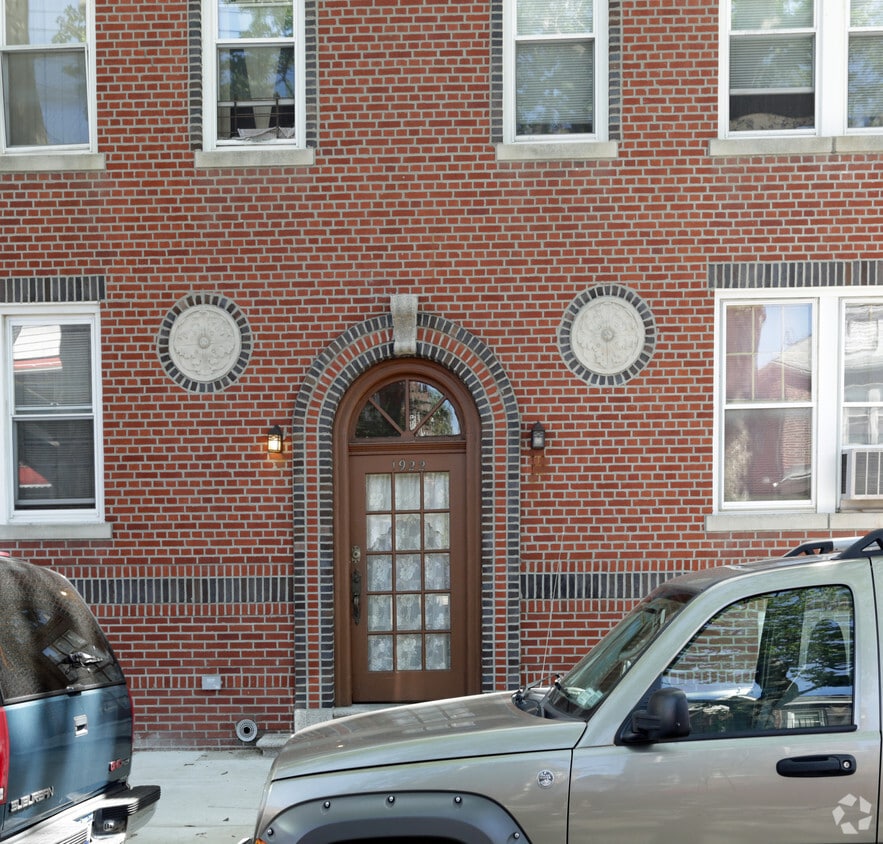 Building Photo - 1922 Colden